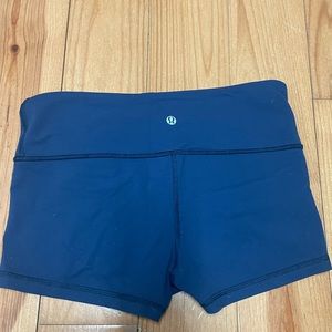 Lululemon Boogie Shorts, reversible. Size 6, Navy. GUC